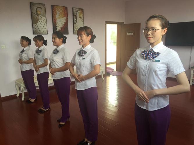 上饒管理中心瑞洪收費(fèi)站開展“文明窗口 禮儀先行”專題培訓(xùn)活動(dòng)